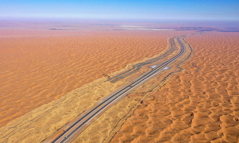 Ouverture de la première autoroute à travers le désert de Tengger, dans le nord-ouest de la Chine