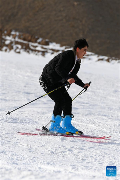 Une station de ski dans le désert alimente la passion des gens pour les sports d'hiver dans le Xinjiang