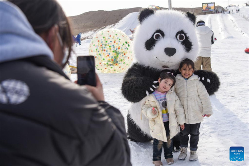 Une station de ski dans le désert alimente la passion des gens pour les sports d'hiver dans le Xinjiang