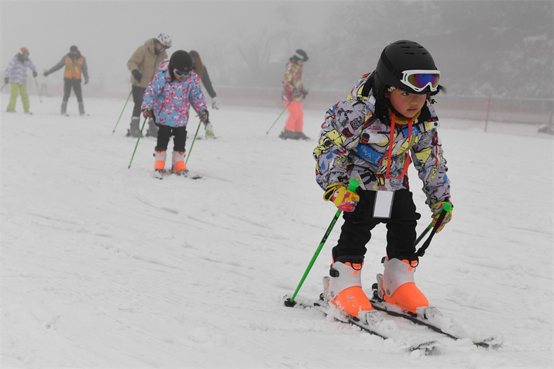 Une ? classe de glace et de neige ? d'une école primaire d'un village de montagne de l'est de la Chine