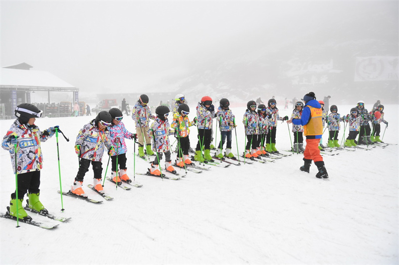 Une ? classe de glace et de neige ? d'une école primaire d'un village de montagne de l'est de la Chine