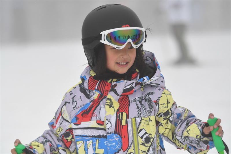 Une ? classe de glace et de neige ? d'une école primaire d'un village de montagne de l'est de la Chine