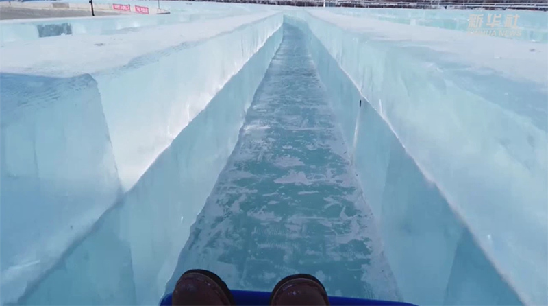 Découvrez le super toboggan de glace de 423 mètres de long de Harbin