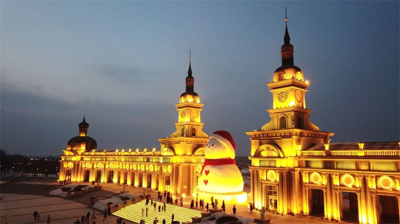 Comment est fait le bonhomme de neige géant de Harbin, envié par les internautes ?