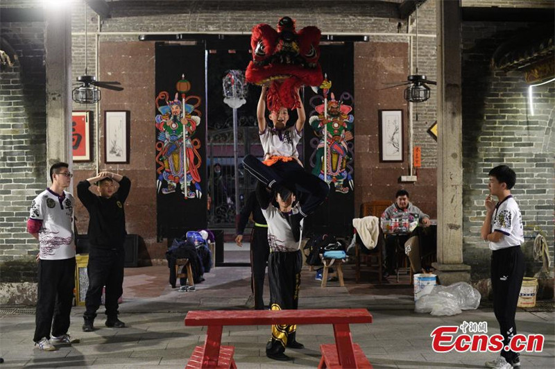 Des jeunes pratiquent la danse du lion pour célébrer la Fête du Printemps