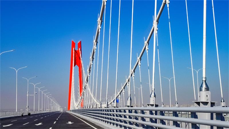 Ouverture à la circulation d'un pont suspendu auto-ancré de 6 683 mètres de long dans l'est de la Chine