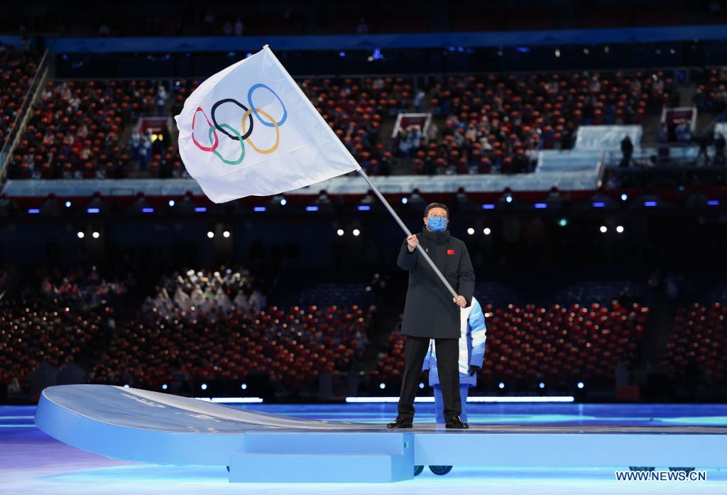 Le drapeau olympique remis aux villes de Milan et Cortina