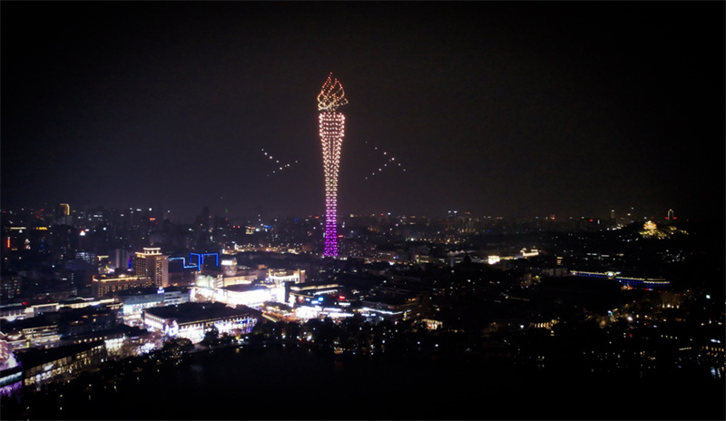 Des milliers de drones brillent dans le ciel nocturne de Hangzhou pour accueillir les Jeux asiatiques