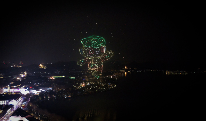 Des milliers de drones brillent dans le ciel nocturne de Hangzhou pour accueillir les Jeux asiatiques