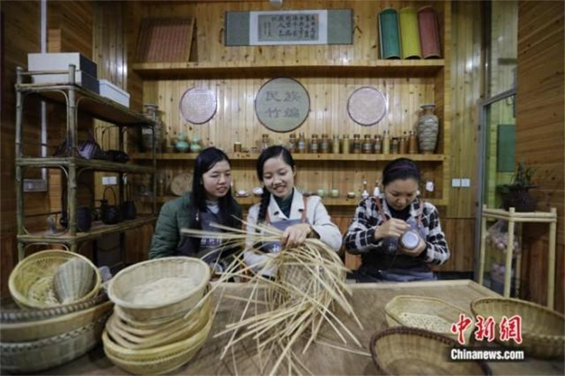 Yang Changqin, la ? fille du tissage de bambou ? : donner un avenir à la tradition