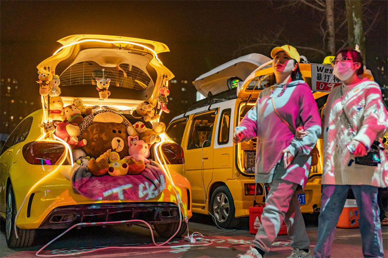 Chongqing : la foire aux troncs enrichit la vie nocturne