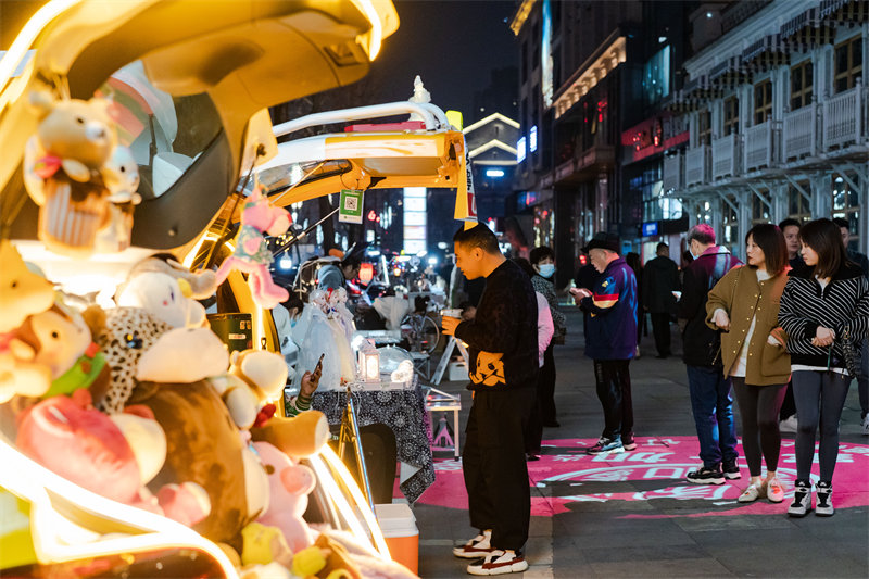 Chongqing : la foire aux troncs enrichit la vie nocturne