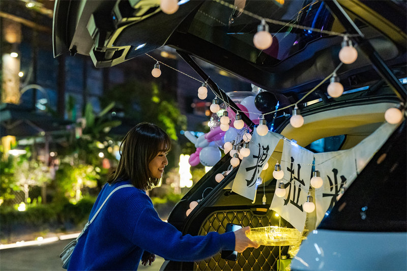 Chongqing : la foire aux troncs enrichit la vie nocturne