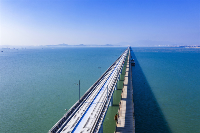 L'installation des voies de premier chemin de fer maritime à grande vitesse Fuzhou-Xiamen a commencé