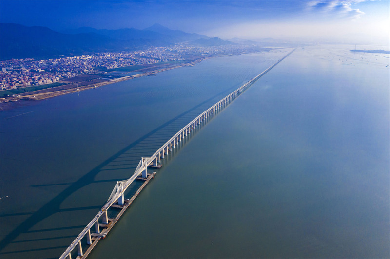 L'installation des voies de premier chemin de fer maritime à grande vitesse Fuzhou-Xiamen a commencé