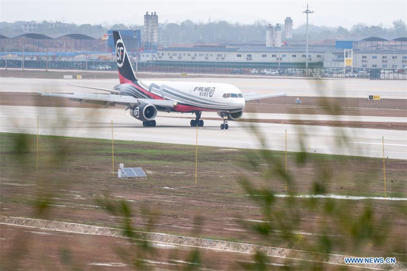 Chine : le premier aéroport destiné au fret achève son vol d'essai d'avions cargo