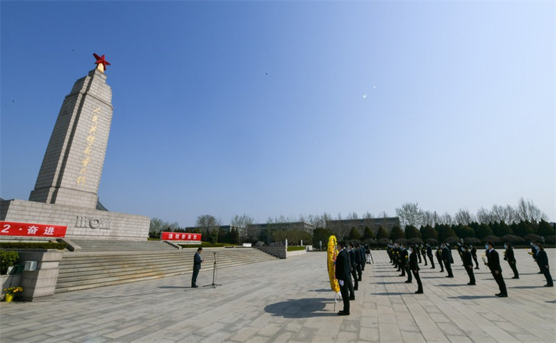 Chine : des gens rendent hommage aux défunts lors de la fête de Qingming