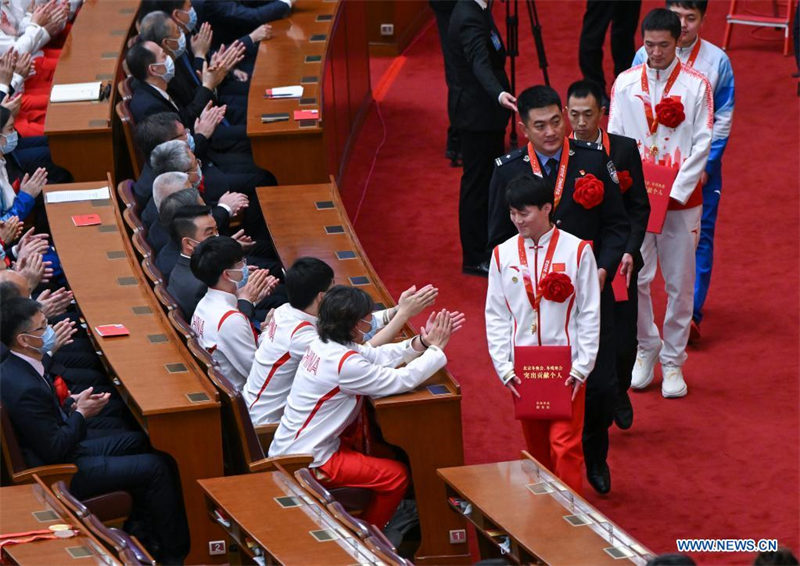 La Chine honore des unités et des individus pour leurs contributions aux Jeux olympiques et paralympiques d'hiver de Beijing 2022