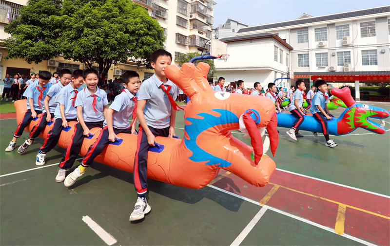 Guangxi : les sports typiques entrent sur le campus à Gongcheng