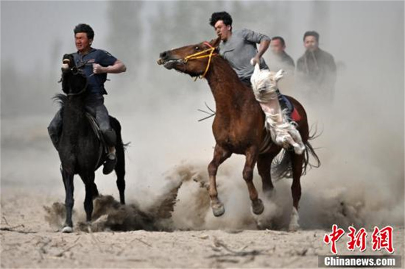 Xinjiang : une compétition de bouzkachi attire des visiteurs