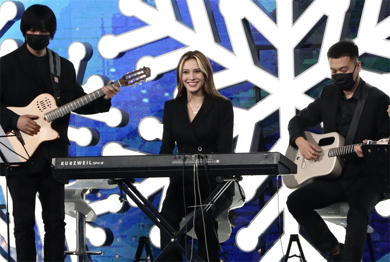 Eileen Gu et Su Yiming montrent leurs talents musicaux lors du Gala de la nuit de la glace et de la neige de Chine