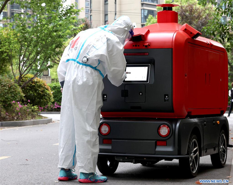 Des véhicules de livraison sans pilote dans les quartiers résidentiels à Shanghai