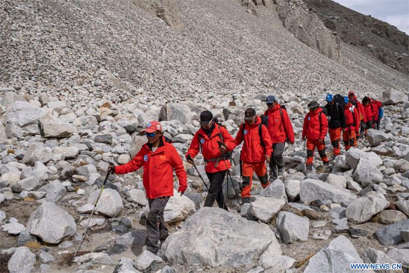 L'équipe d'expédition scientifique chinoise retourne en sécurité au camp de base du mont Qomolangma