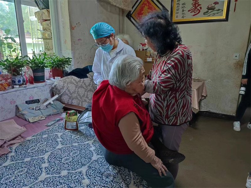 Tianjin vaccine les personnes agées, dont certaines ont plus de 100 ans