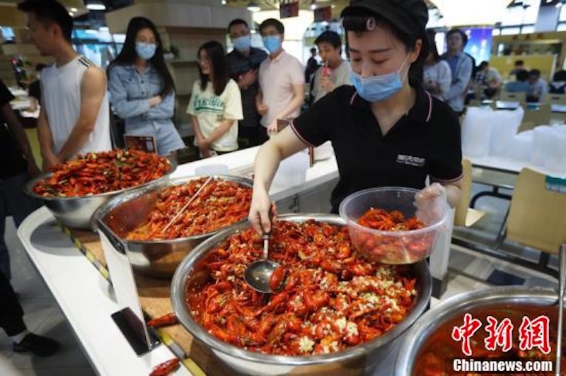 Jiangsu : un festival de l'écrevisse très animé lors de la remise de dipl?mes d'une université de Nanjing