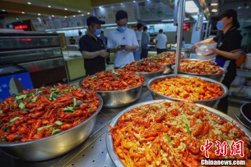 Jiangsu : un festival de l'écrevisse très animé lors de la remise de dipl?mes d'une université de Nanjing