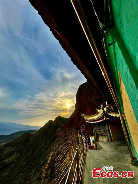 Une vue spectaculaire sur le monastère Xiaqiong, dans le Qinghai