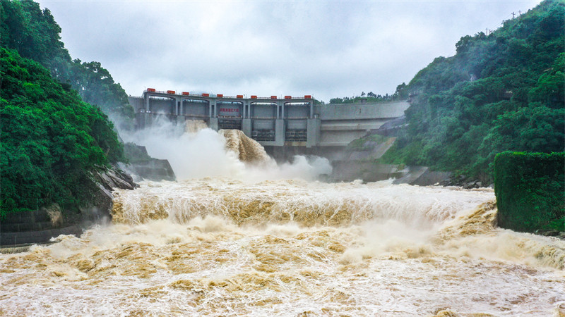 Hunan : les vannes du réservoir d'eau de Ouyanghai ouvertes pour assurer la sécurité pendant la saison des inondations