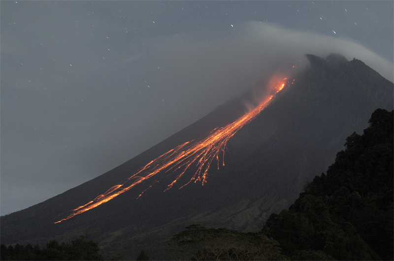 Indonésie : l'éruption du Mont Merapi offre une scène impressionnante de coulées de lave 