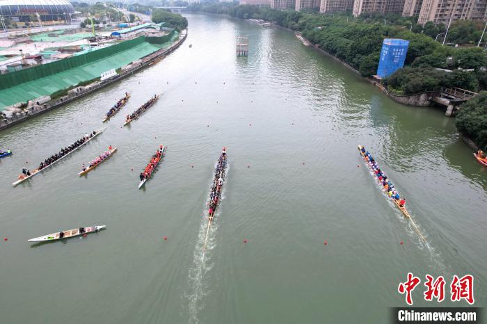 Fujian : à l'approche de la Fête des Bateaux-Dragons, l'activité de courses de bateaux-dragon augmente