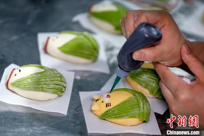 Anhui : la préparation des zongzi huamo pour célébrer la Fête des Bateaux-Dragons