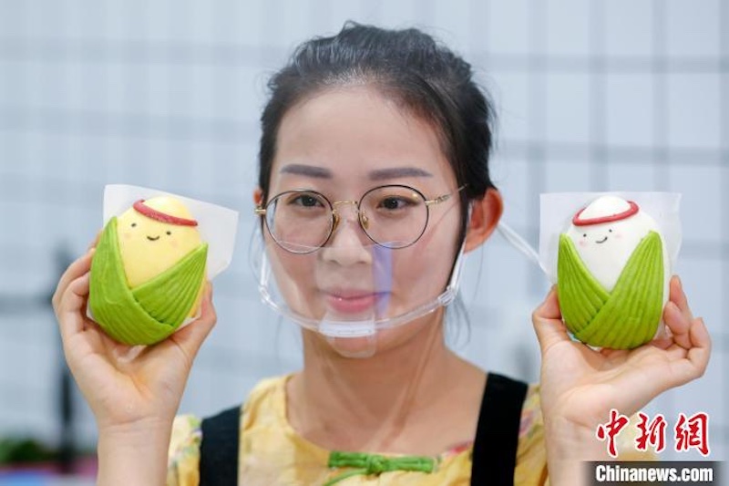 Anhui : la préparation des zongzi huamo pour célébrer la Fête des Bateaux-Dragons