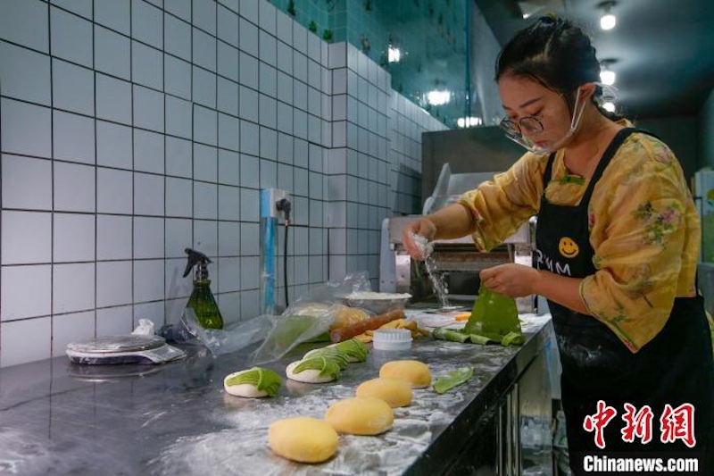 Anhui : la préparation des zongzi huamo pour célébrer la Fête des Bateaux-Dragons