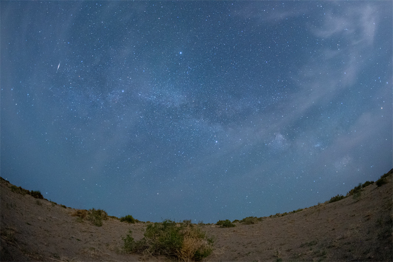 Une spectaculaire pluie de météores Tau Herculides appara?t dans le Xinjiang