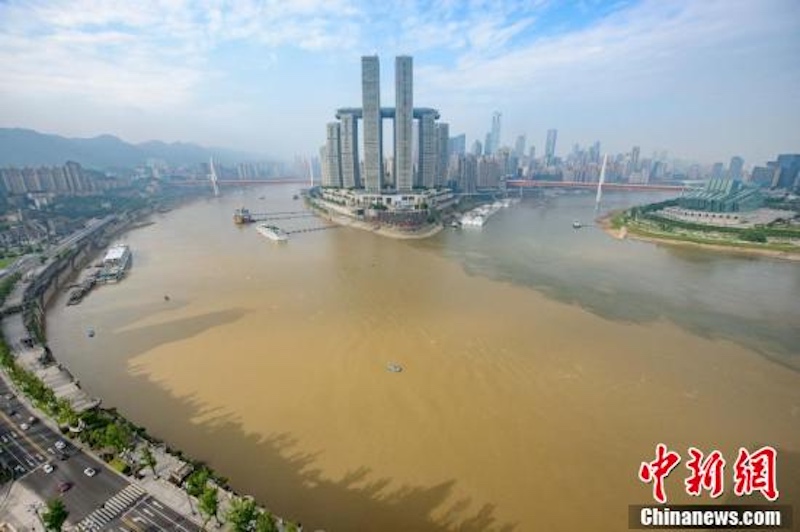 Chongqing : une ligne de démarcation au confluent des deux rivières à Chaotianmen