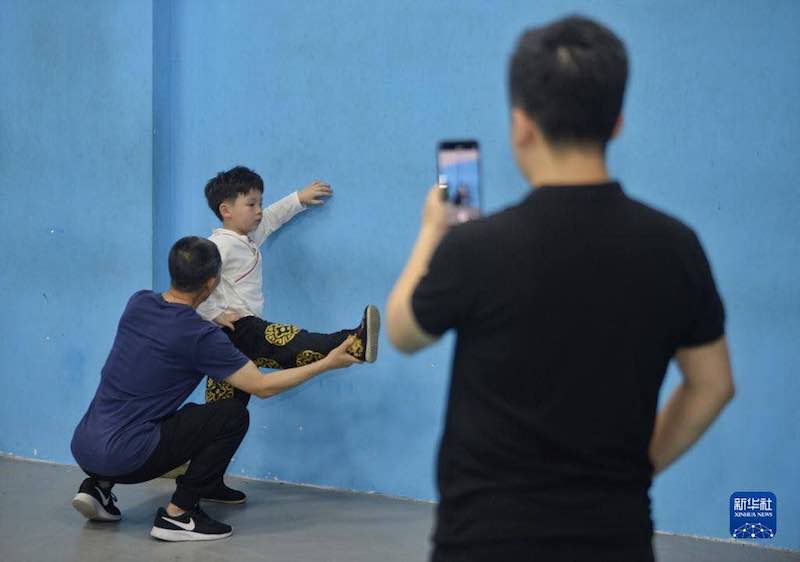 Un petit enfant mignon de six ans apprend l'opéra du Sichuan