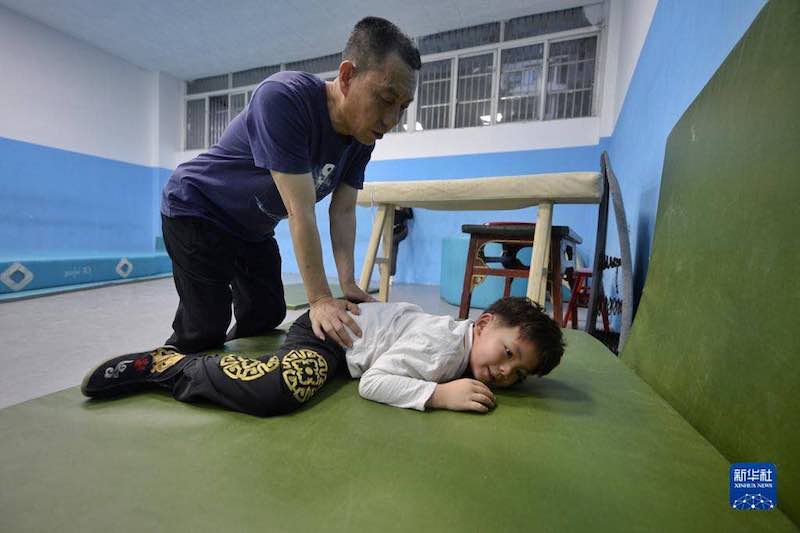 Un petit enfant mignon de six ans apprend l'opéra du Sichuan