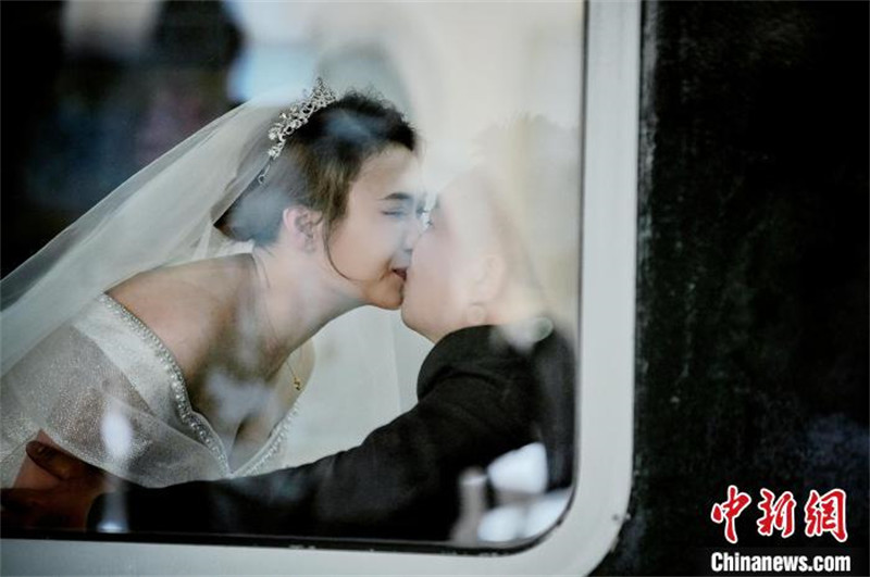 Shaanxi : mise en service d'un premier train thématique destiné aux mariages collectifs