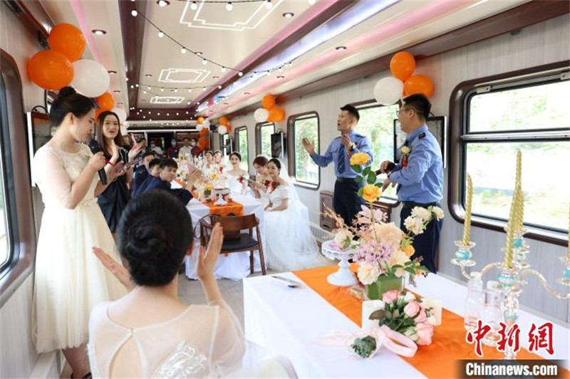 Shaanxi : mise en service d'un premier train thématique destiné aux mariages collectifs