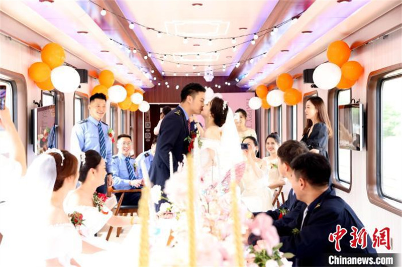 Shaanxi : mise en service d'un premier train thématique destiné aux mariages collectifs