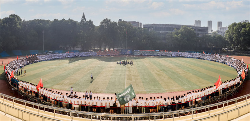 Wuhan : plus de 4 000 étudiants prennent ensemble ? les photos de remise des dipl?mes les plus rondes ?