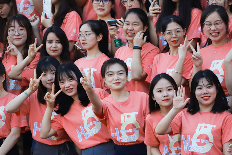 Wuhan : plus de 4 000 étudiants prennent ensemble ? les photos de remise des dipl?mes les plus rondes ?