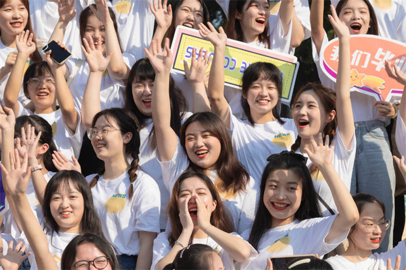 Wuhan : plus de 4 000 étudiants prennent ensemble ? les photos de remise des dipl?mes les plus rondes ?