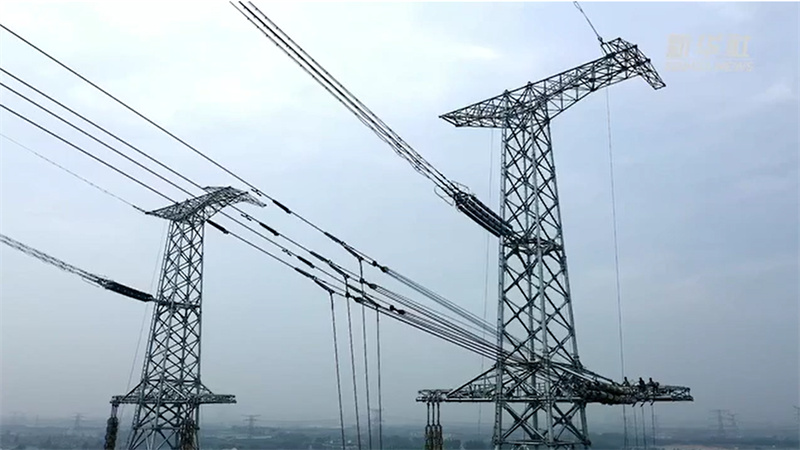 Jiangsu : une ligne électrique achevée entre les deux plus hauts pyl?nes électriques du monde sur le fleuve Yangtsé