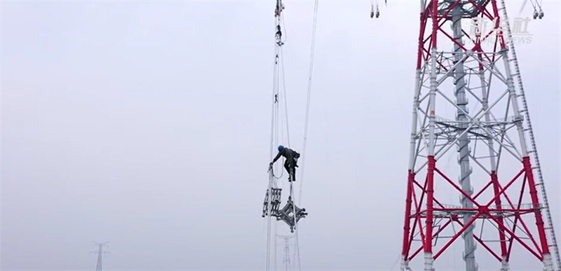 Jiangsu : une ligne électrique achevée entre les deux plus hauts pyl?nes électriques du monde sur le fleuve Yangtsé