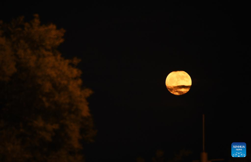 La super-lune illumine le ciel nocturne en Chine